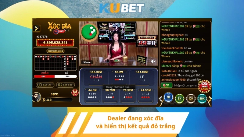 Dealer đang xóc đĩa và hiển thị kết quả đỏ trắng